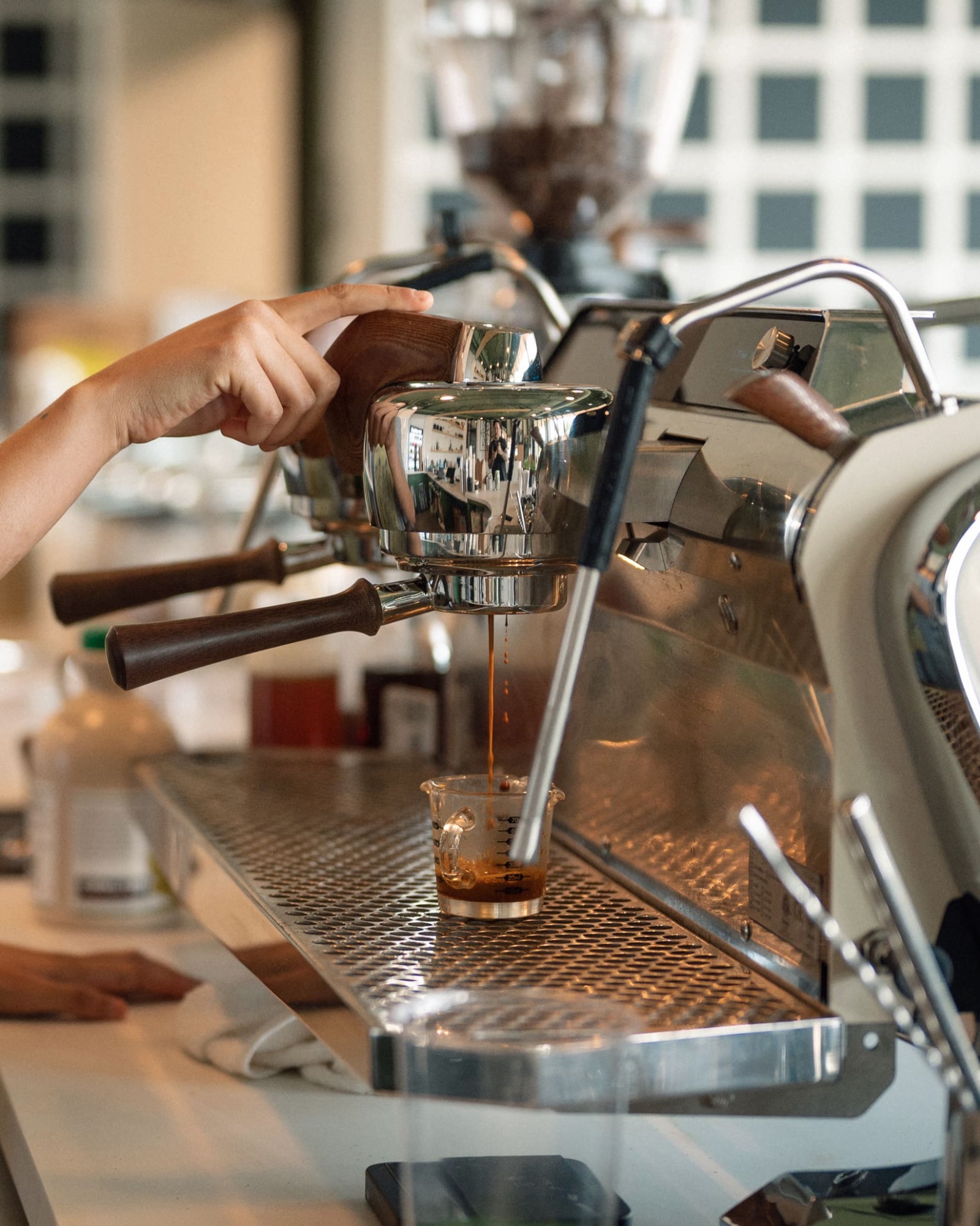 E+ROSE barista pulling espresso